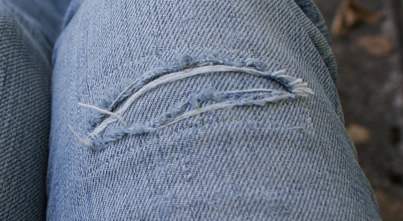 comment reparer jean troue genou